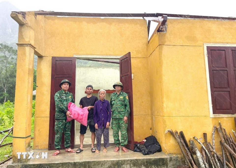 Đồn Biên phòng Cà Xèng (Bộ đội Biên phòng Quảng Trị) kịp thời hỗ trợ hộ dân bị ảnh hưởng do mưa bão. (Ảnh: TTXVN phát)