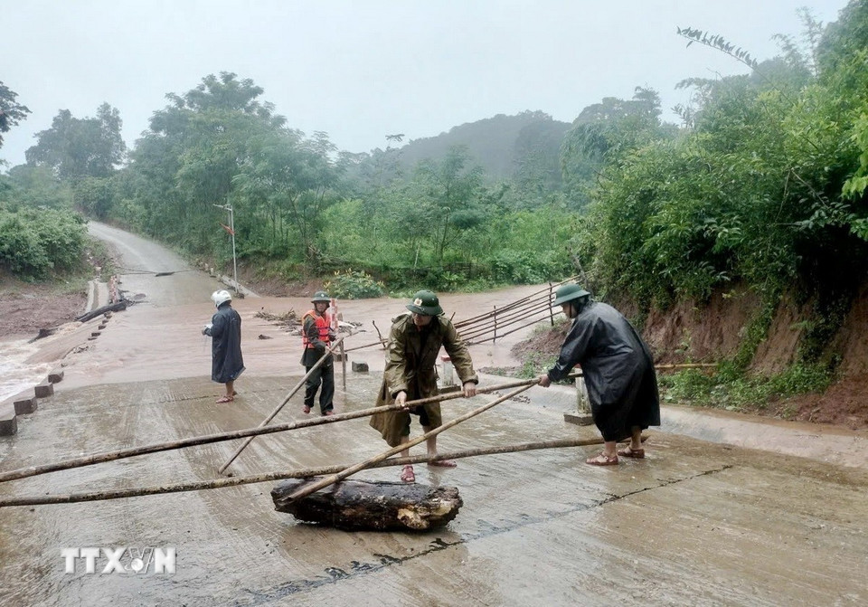 Chính quyền địa phương, Bộ đội Biên phòng và các lực lượng chức năng thiết lập cảnh báo, chốt chặn, tuyên truyền và ngăn chặn người dân không lưu thông qua khu vực nguy hiểm.( Ảnh: TTXVN phát)