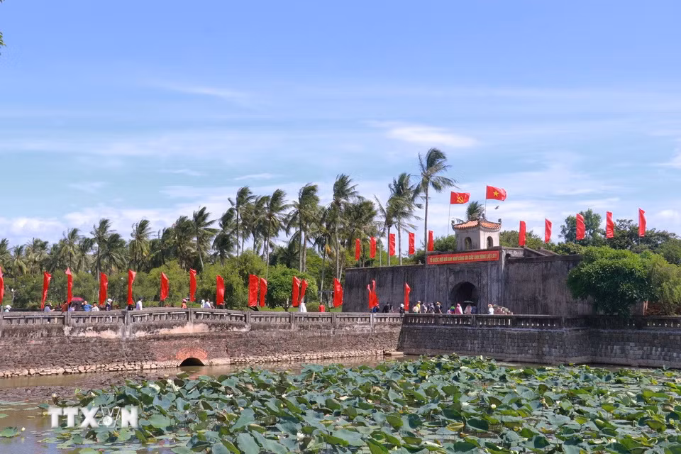 Đông đảo người dân và du khách đến tri ân tại Thành cổ Quảng Trị. (Ảnh: Tường Vi/TTXVN)