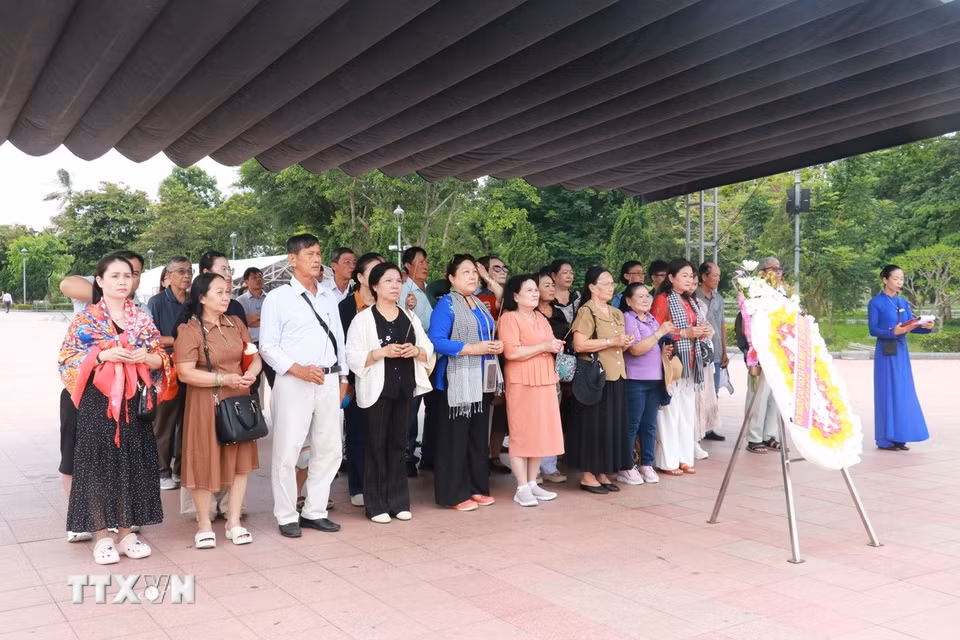 Đông đảo người dân và du khách đến tri ân tại Thành cổ Quảng Trị. (Ảnh: Tường Vi/TTXVN)