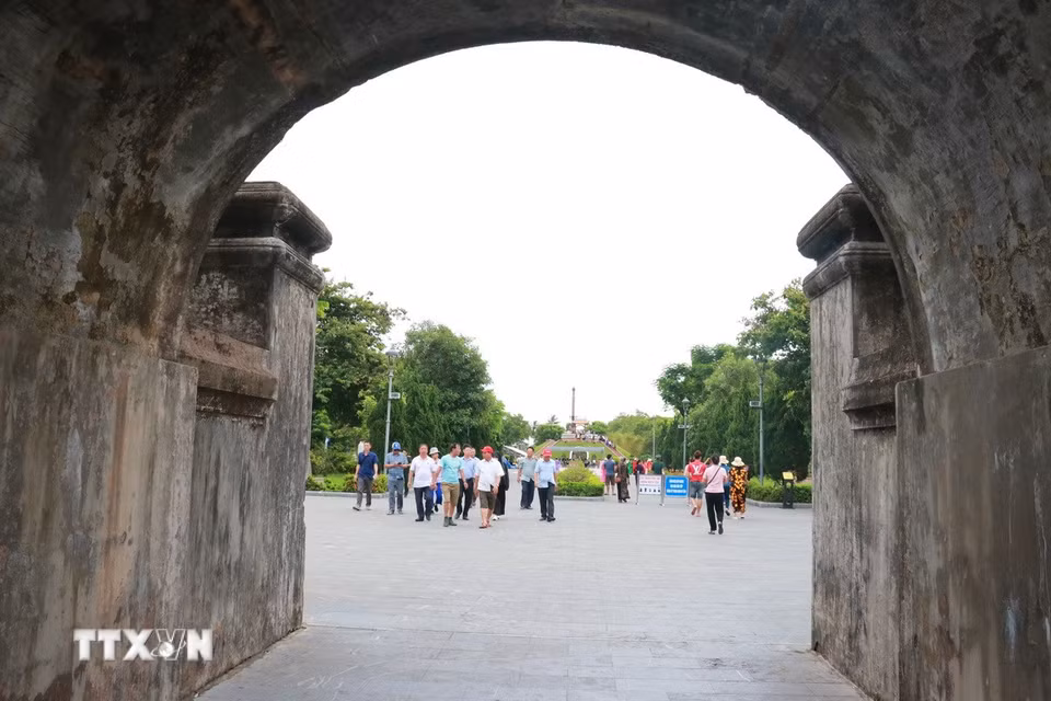 Cao điểm, có những ngày Thành cổ Quảng Trị đón khoảng 3.000 lượt người đến dâng hoa, dâng hương và tri ân các Anh hùng liệt sỹ. (Ảnh: Tường Vi/TTXVN)