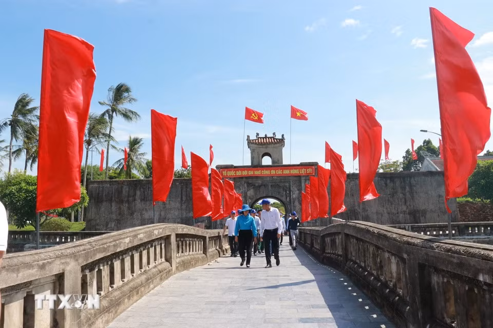 Cao điểm, có những ngày Thành cổ Quảng Trị đón khoảng 3.000 lượt người đến dâng hoa, dâng hương và tri ân các Anh hùng liệt sỹ. (Ảnh: Tường Vi/TTXVN)