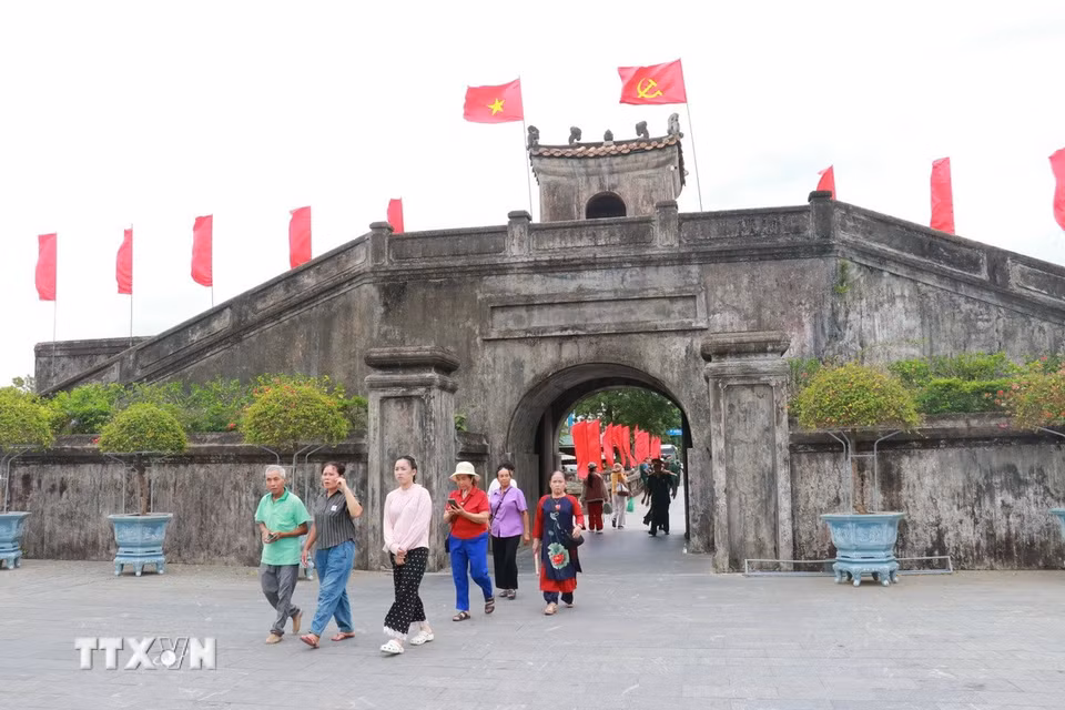 Đông đảo người dân và du khách đến tri ân tại Thành cổ Quảng Trị. (Ảnh: Tường Vi/TTXVN)