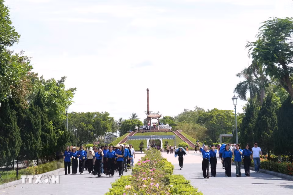 Đông đảo đoàn viên thanh niên đến Thành cổ Quảng Trị để tri ân và thấu hiểu hơn giá trị của hòa bình. (Ảnh: Tường Vi/TTXVN)