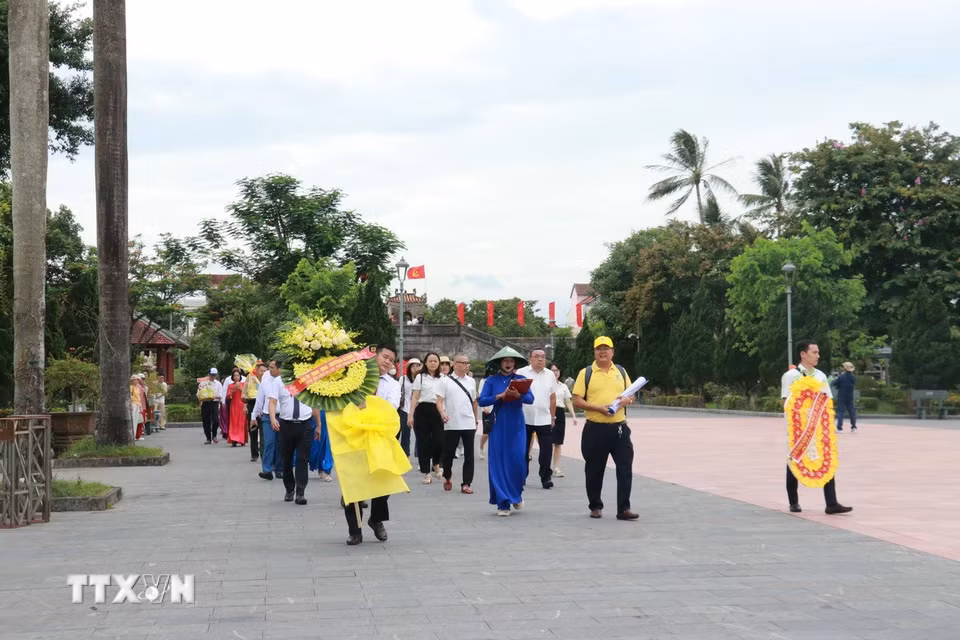 Cao điểm, có những ngày Thành cổ Quảng Trị đón khoảng 3.000 lượt người đến dâng hoa, dâng hương và tri ân các Anh hùng liệt sỹ. (Ảnh: Tường Vi/TTXVN)