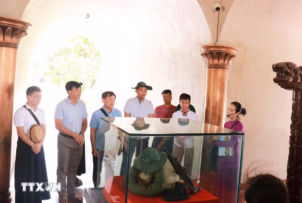 Du khách tham quan và lắng nghe những câu chuyện về một thời "hoa lửa" tại Thành cổ Quảng Trị. (Ảnh: Tường Vi/TTXVN)