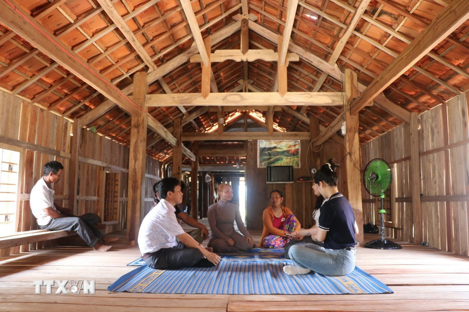 Người dân buôn Lê Diêm (xã Sông Hinh, tỉnh Đắk Lắk) xây dựng nhà theo lối truyền thống người Ê Đê để phát triển du lịch. (Ảnh: Tường Quân/TTXVN)