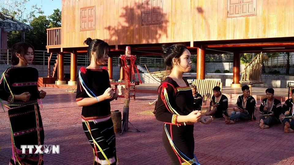 Người Ê Đê tại xã Sông Hinh (tỉnh Đắk Lắk) biểu diễn các điệu múa của dân tộc mình. (Ảnh: Tường Quân/TTXVN)