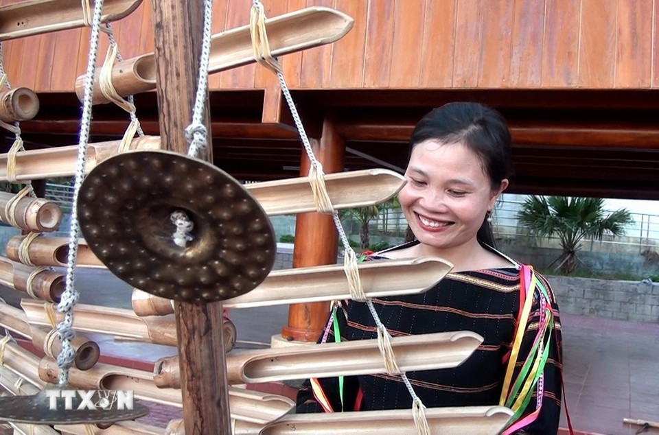 Đồng bào người Ê Đê tại xã Sông Hinh (tỉnh Đắk Lắk) biểu diễn nhạc cụ dân tộc mình. (Ảnh: Tường Quân/TTXVN)