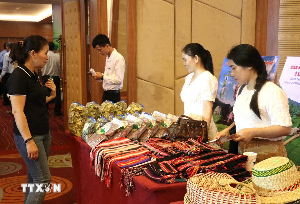 Người Ê Đê tại Đắk Lắk tạo ra các sản phẩm truyền thống của dân tộc mình để quảng bá thương hiệu rộng rãi trên thị trường. (Ảnh: Tường Quân/TTXVN)
