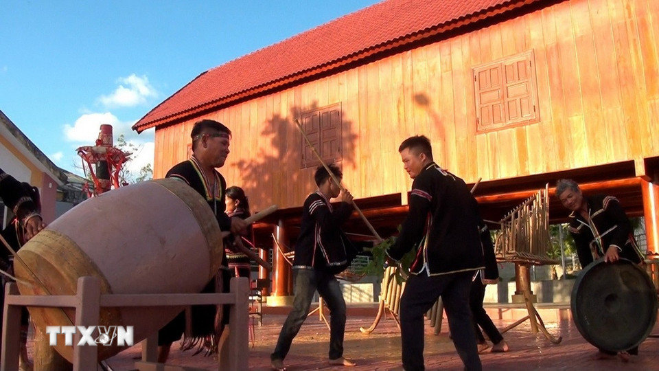 Người Ê Đê tại các xã thuộc huyện Sông Hinh (tỉnh Phú Yên cũ) nay là tỉnh Đắk Lắk biểu diễn cồng chiêng. (Ảnh: Tường Quân/TTXVN)