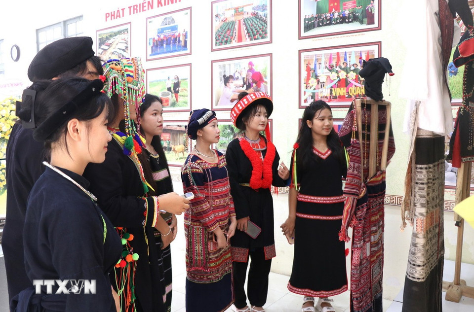 Các bạn trẻ người đồng bào dân tộc thiểu số tại xã Sông Hinh tìm hiểu trang phục dân tộc mình. (Ảnh: Tường Quân/TTXVN)