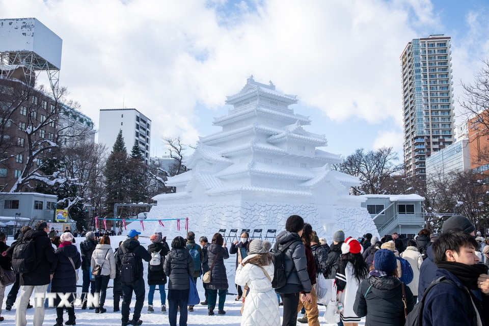 Lâu đài Tsuruga (tỉnh Fukushima) cao 15m là một điểm nhấn của lễ hội năm nay. (Ảnh: Xuân Giao/TTXVN)