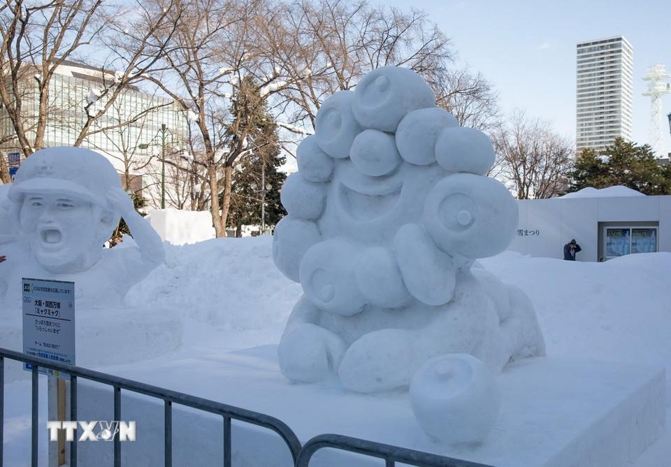 Tác phẩm điêu khắc tuyết hình Myaku-Myaku, biểu tượng của Triển lãm thế giới Expo 2025 Osaka. (Ảnh: Xuân Giao/TTXVN)