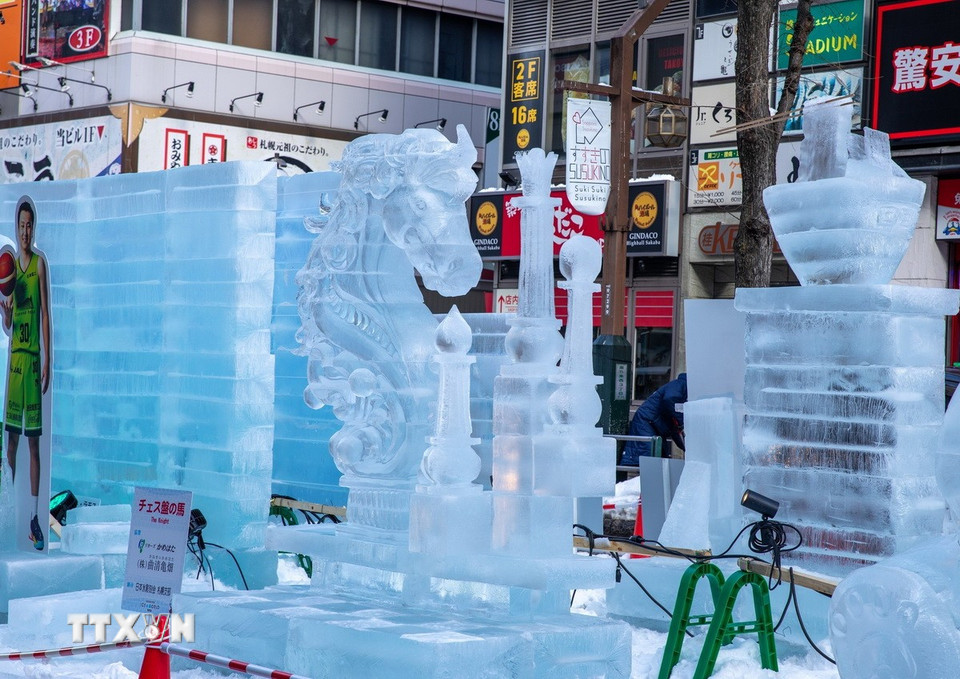 Các tác phẩm điêu khắc bằng băng tuyệt đẹp dưới ánh sáng ban ngày. (Ảnh: Xuân Giao/TTXVN)