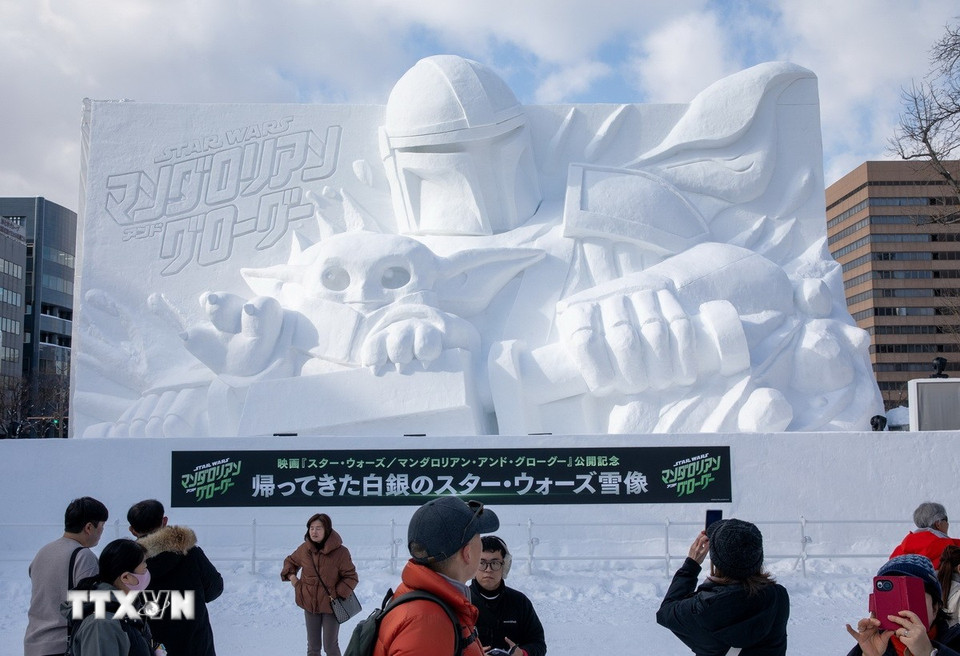 Tác phẩm điêu khắc tuyết khổng lồ các nhân vật trong loạt phim giả tưởng nổi tiếng Star Wars nổi bật tại lễ hội. (Ảnh: Xuân Giao/TTXVN)