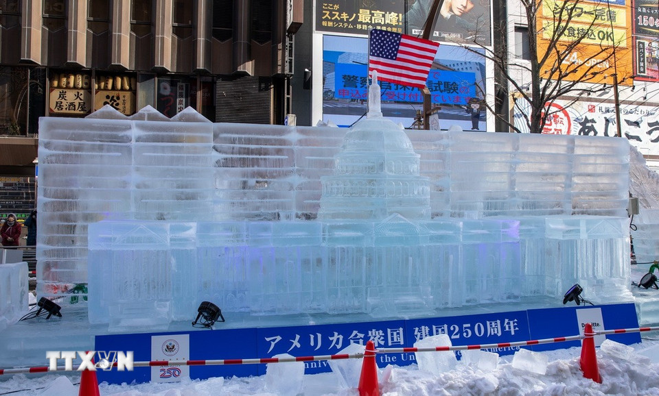 Tác phẩm điêu khắc băng chào mừng kỷ niệm 250 năm thành lập nước Mỹ (1776-2026). (Ảnh: Xuân Giao/TTXVN)