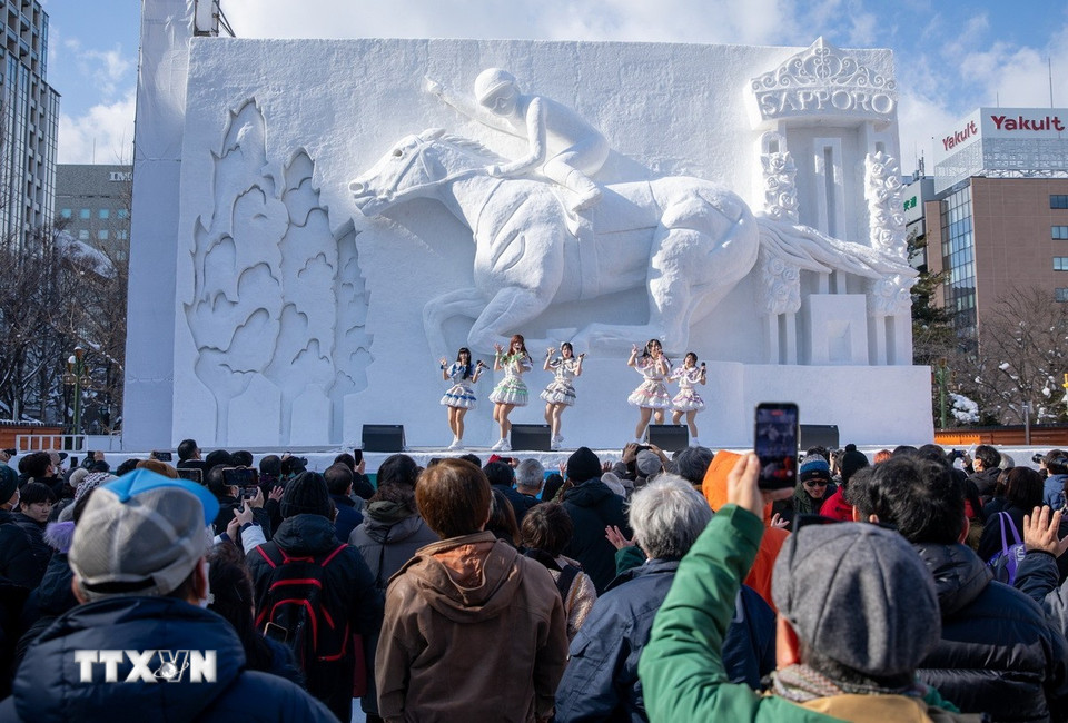 Các nhóm nhạc trình diễn sôi động trên sân khấu tuyết trung tâm. (Ảnh: Xuân Giao/TTXVN)