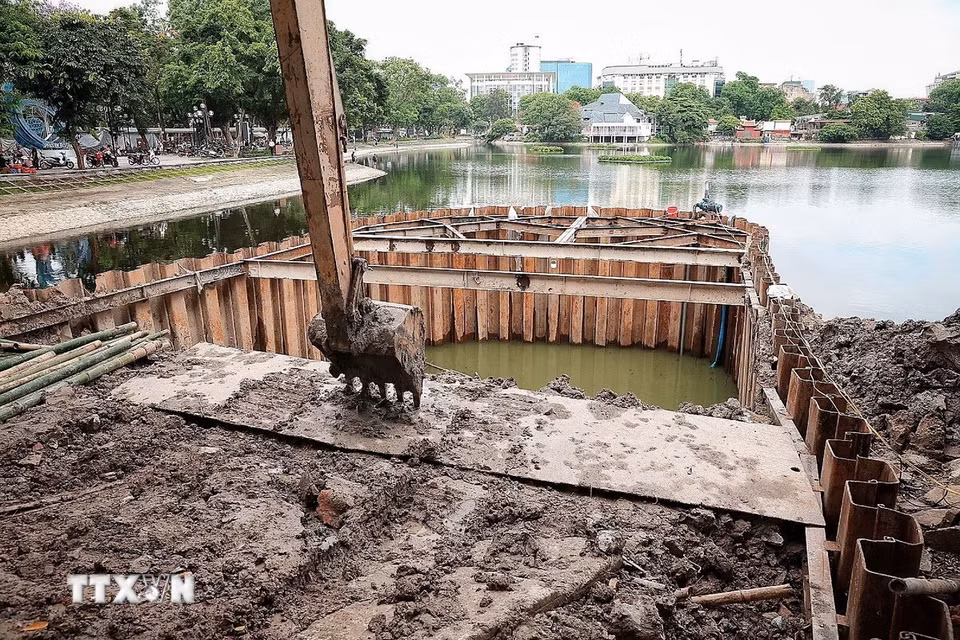 Dự án cống ngầm chống ngập tại Công viên Thống Nhất hiện bước vào giai đoạn hoàn thiện cuối cùng, dự kiến tháo dỡ rào chắn và hoàn thành thi công vào ngày 25/5. (Ảnh: Phạm Tuấn Anh/TTXVN)