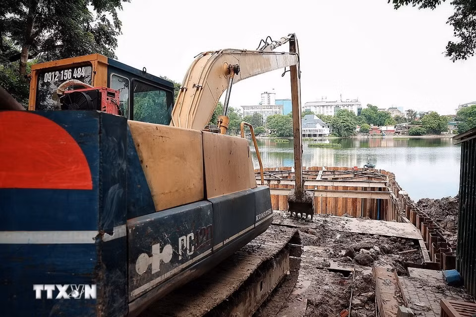 Dự án cống ngầm chống ngập tại công viên Thống Nhất hiện bước vào giai đoạn hoàn thiện cuối cùng, dự kiến tháo dỡ rào chắn và hoàn thành thi công vào ngày 25/5/2026. (Ảnh: Phạm Tuấn Anh/TTXVN)