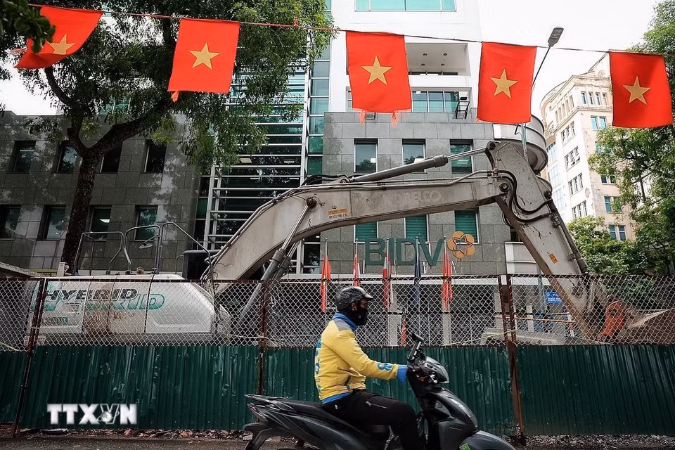 Máy xúc thi công dự án cải tạo hạ tầng thoát nước tại khu vực phố Quang Trung. (Ảnh: Phạm Tuấn Anh/TTXVN)