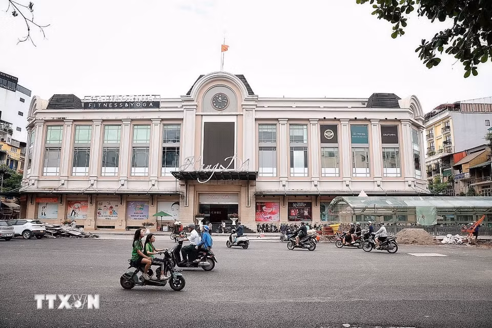 Khu vực trước chợ Hàng Da sau khi tháo dỡ hàng rào quây công trường, trả lại không gian và mặt bằng lưu thông cho người dân khu vực trung tâm Hà Nội. Ảnh: (Phạm Tuấn Anh/TTXVN)