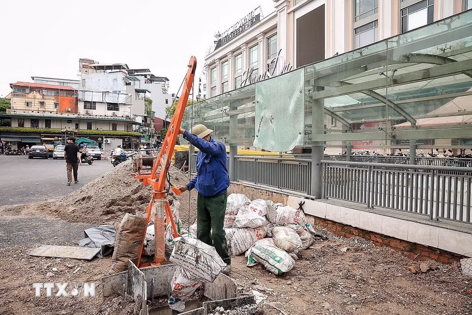 Hàng rào công trường phía trước chợ Hàng Da đang được tháo dỡ. (Ảnh: Phạm Tuấn Anh/TTXVN)