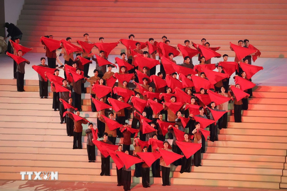 Chương trình “Dưới lá cờ vẻ vang của Đảng” là điểm nhấn đặc biệt, giàu ý nghĩa chính trị-văn hóa-nghệ thuật, thể hiện niềm tin son sắt của toàn Đảng, toàn dân, toàn quân đối với sự lãnh đạo của Đảng Cộng sản Việt Nam, quyết tâm đoàn kết một lòng thực hiện thắng lợi Nghị quyết Đại hội XIV. (Ảnh: TTXVN)