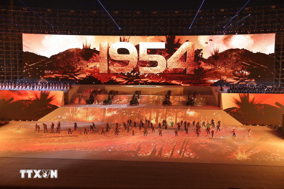 Chương trình “Dưới lá cờ vẻ vang của Đảng” là điểm nhấn đặc biệt, giàu ý nghĩa chính trị-văn hóa-nghệ thuật, thể hiện niềm tin son sắt của toàn Đảng, toàn dân, toàn quân đối với sự lãnh đạo của Đảng Cộng sản Việt Nam, quyết tâm đoàn kết một lòng thực hiện thắng lợi Nghị quyết Đại hội XIV. (Ảnh: TTXVN)