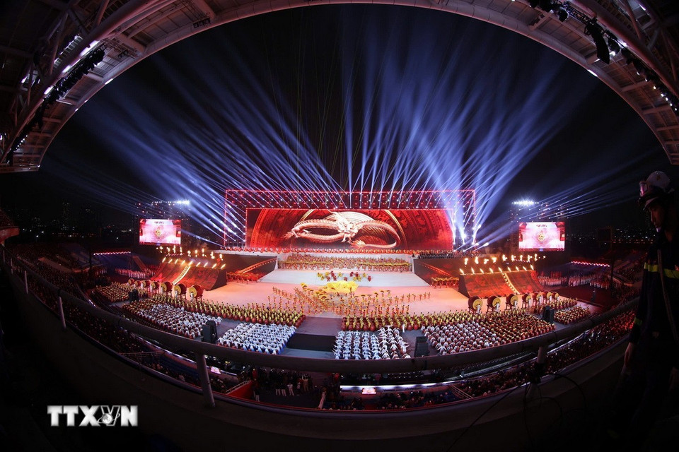 Chương trình nghệ thuật chia thành 3 chương xuyên suốt là Tầm nhìn mới-Kỳ tích mới-Kỷ nguyên mới với tên gọi: “Tráng ca dưới cờ Đảng”, “Với Đảng, trọn niềm tin yêu” và “Dưới lá cờ vẻ vang của Đảng”. (Ảnh: TTXVN)