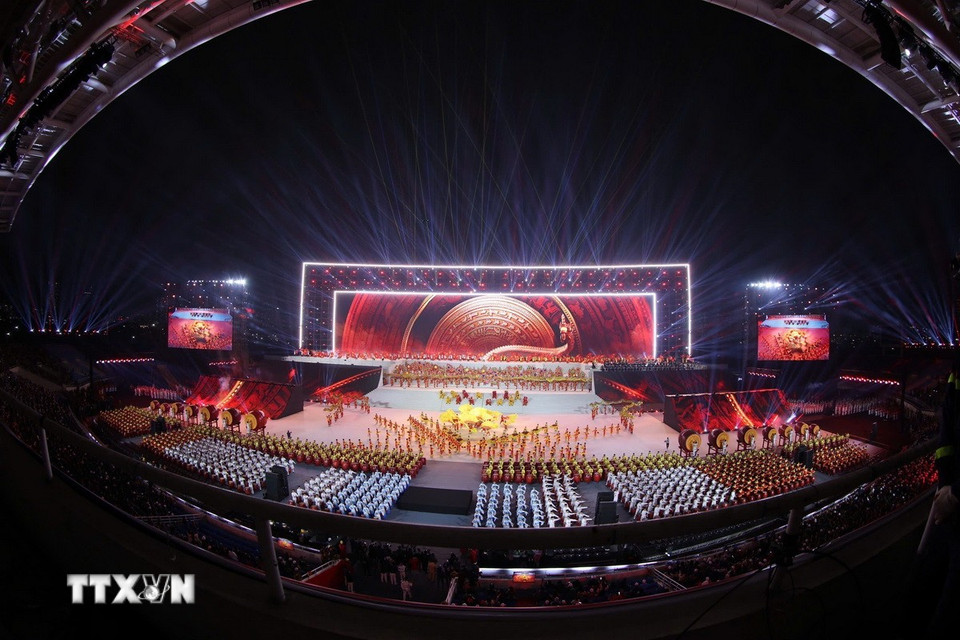 Chương trình nghệ thuật chia thành 3 chương xuyên suốt là Tầm nhìn mới - Kỳ tích mới - Kỷ nguyên mới với tên gọi: “Tráng ca dưới cờ Đảng”, “Với Đảng, trọn niềm tin yêu” và “Dưới lá cờ vẻ vang của Đảng”. (Ảnh: TTXVN)