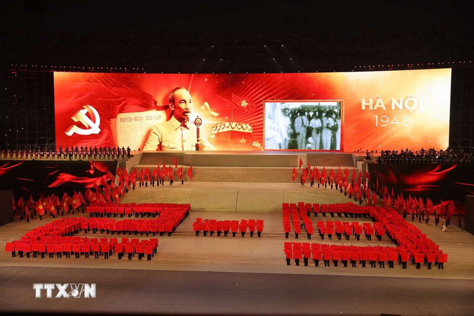 Chương trình “Dưới lá cờ vẻ vang của Đảng” là điểm nhấn đặc biệt, giàu ý nghĩa chính trị-văn hóa-nghệ thuật, thể hiện niềm tin son sắt của toàn Đảng, toàn dân, toàn quân đối với sự lãnh đạo của Đảng Cộng sản Việt Nam, quyết tâm đoàn kết một lòng thực hiện thắng lợi Nghị quyết Đại hội XIV. (Ảnh: TTXVN)