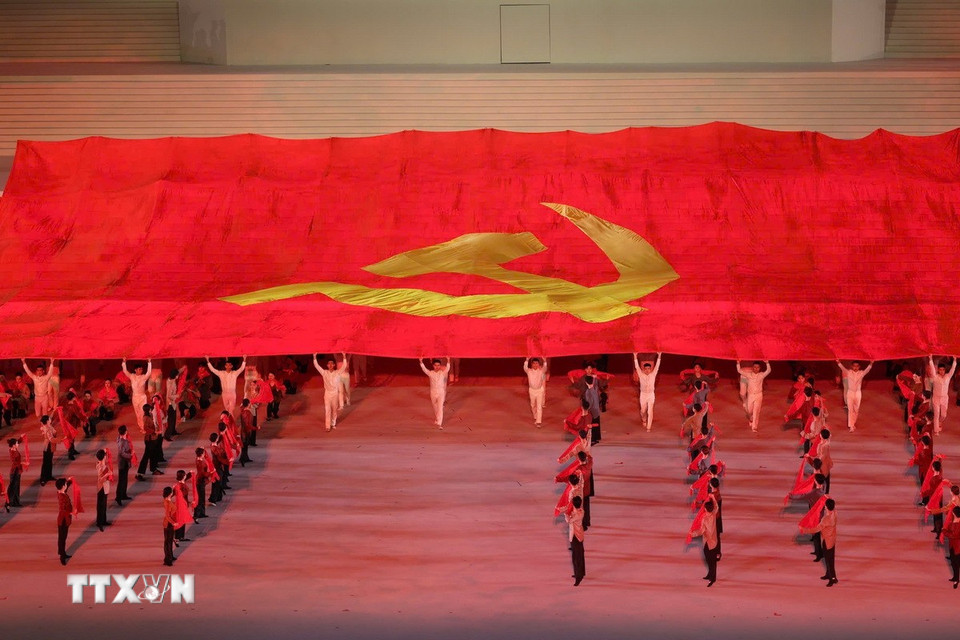 Chương trình “Dưới lá cờ vẻ vang của Đảng” là điểm nhấn đặc biệt, giàu ý nghĩa chính trị-văn hóa-nghệ thuật, thể hiện niềm tin son sắt của toàn Đảng, toàn dân, toàn quân đối với sự lãnh đạo của Đảng Cộng sản Việt Nam, quyết tâm đoàn kết một lòng thực hiện thắng lợi Nghị quyết Đại hội XIV. (Ảnh: TTXVN)
