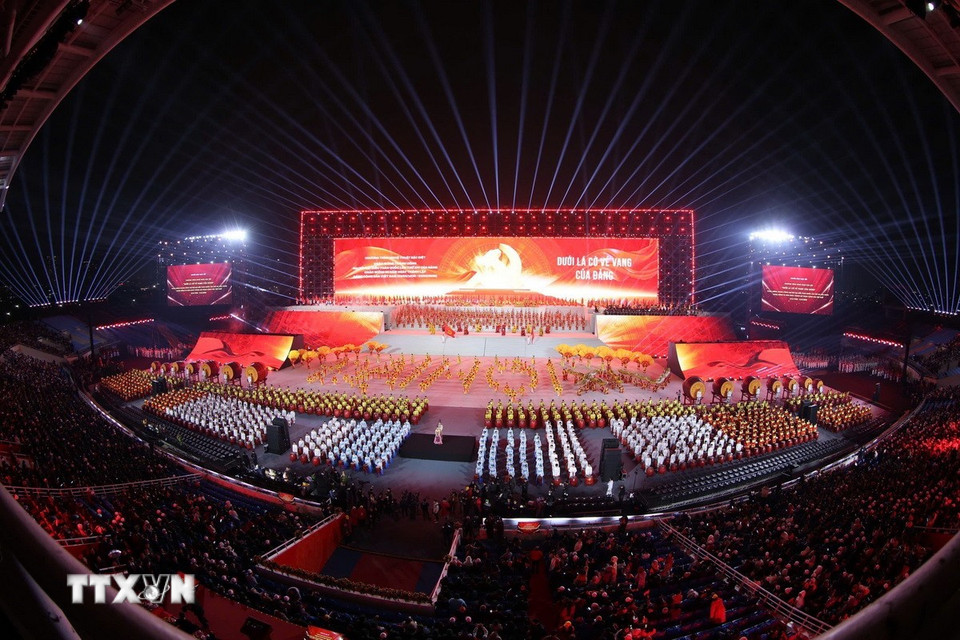 Chương trình nghệ thuật chia thành 3 chương xuyên suốt là Tầm nhìn mới-Kỳ tích mới-Kỷ nguyên mới với tên gọi: “Tráng ca dưới cờ Đảng,” “Với Đảng, trọn niềm tin yêu” và “Dưới lá cờ vẻ vang của Đảng”. (Ảnh: TTXVN)