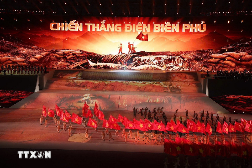 Chương trình “Dưới lá cờ vẻ vang của Đảng” là điểm nhấn đặc biệt, giàu ý nghĩa chính trị-văn hóa-nghệ thuật, thể hiện niềm tin son sắt của toàn Đảng, toàn dân, toàn quân đối với sự lãnh đạo của Đảng Cộng sản Việt Nam, quyết tâm đoàn kết một lòng thực hiện thắng lợi Nghị quyết Đại hội XIV. (Ảnh: TTXVN)