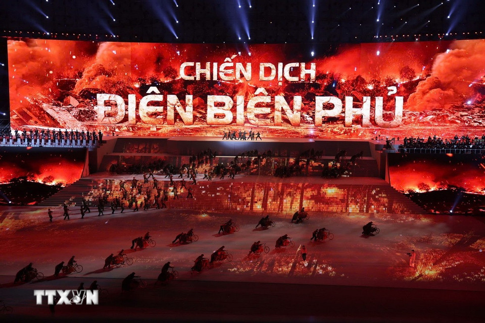 Chương trình “Dưới lá cờ vẻ vang của Đảng” là điểm nhấn đặc biệt, giàu ý nghĩa chính trị-văn hóa-nghệ thuật, thể hiện niềm tin son sắt của toàn Đảng, toàn dân, toàn quân đối với sự lãnh đạo của Đảng Cộng sản Việt Nam, quyết tâm đoàn kết một lòng thực hiện thắng lợi Nghị quyết Đại hội XIV. (Ảnh: TTXVN)