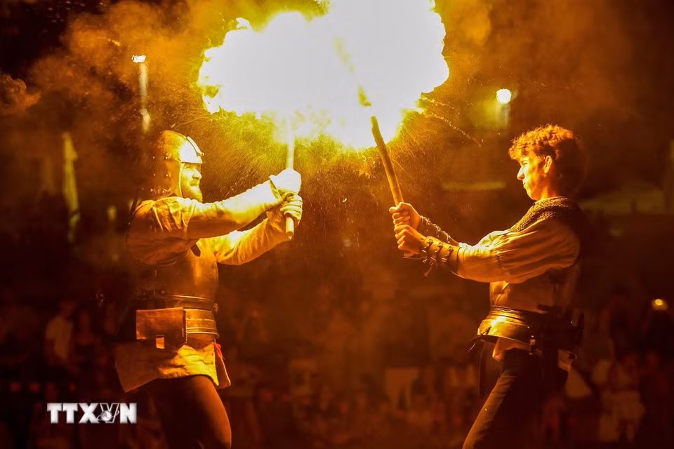 Một màn trình diễn tại lễ hội Trung Cổ ở Svetvincenat, Croatia, ngày 31/7/2026. (Ảnh: THX/TTXVN phát)