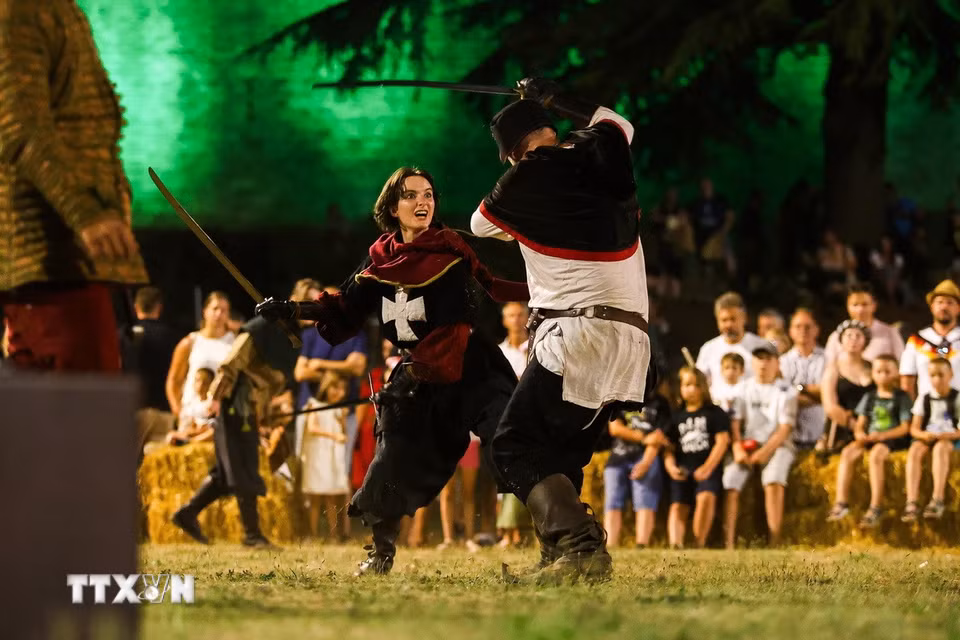 Màn trình diễn đấu kiếm tại lễ hội Trung Cổ ở Svetvincenat, Croatia, ngày 31/7/2026. (Ảnh: THX/TTXVN phát)