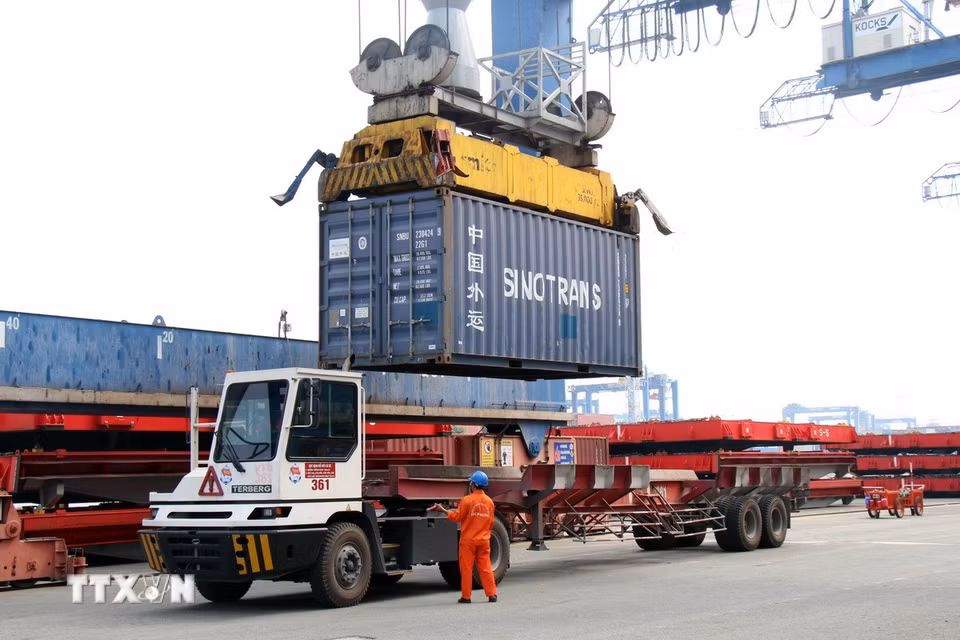 Khu vực làm hàng tại Tân cảng Cát Lái (Thành phố Hồ Chí Minh). (Ảnh: Tiến Lực/ TTXVN)
