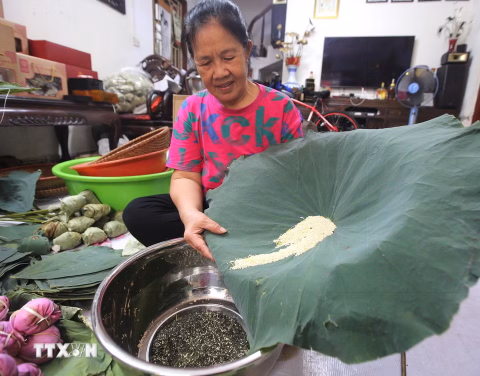 Ướp trà là công đoạn “then chốt” của nghề ướp sen truyền thống. (Ảnh: Khánh Hoà/TTXVN)