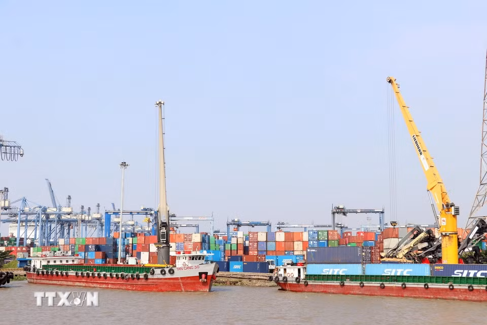 Tân cảng Cát Lái phát triển vượt bậc, trở thành cảng container lớn và hiện đại nhất Việt Nam. (Ảnh: Tiến Lực/TTXVN)