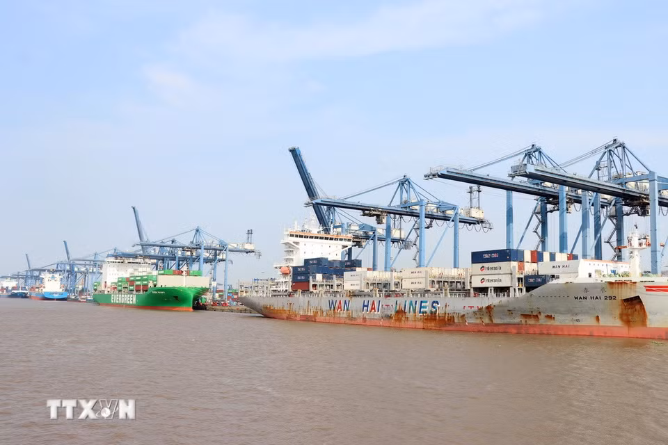 Các cảng tại Thành phố Hồ Chí Minh luôn tấp nập các tàu làm hàng. (Ảnh: Tiến Lực/TTXVN)