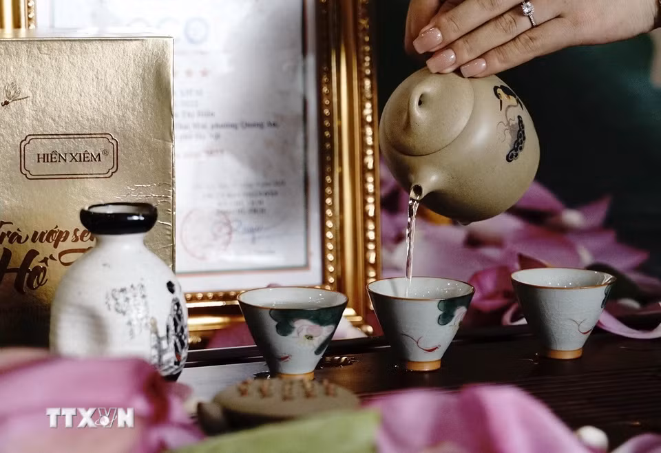 Trà ướp sen Quảng An là một sản phẩm thượng hạng có tiếng của đất Hà Thành, từng được sử dụng trong các tiệc trà của Việt Nam để tiếp các nguyên thủ quốc tế. (Ảnh: Khánh Hoà/TTXVN)