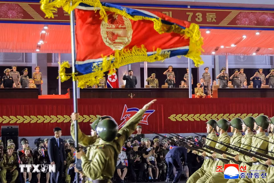 Nhà lãnh đạo Triều Tiên Kim Jong Un cùng các quan chức cấp cao tham dự lễ diễu hành kỷ niệm 73 năm Ngày Chiến thắng tại Bình Nhưỡng ngày 27/7/2026. (Ảnh: Yonhap/TTXVN phát)