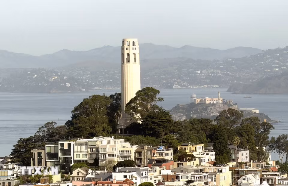 Tháp Coit và Nhà tù Alcatraz, hai biểu tượng gắn liền với lịch sử San Francisco, là những điểm đến không thể bỏ qua đối với du khách khi ghé thăm thành phố bên bờ Thái Bình Dương. (Ảnh: Ngọc Quang/TTXVN)