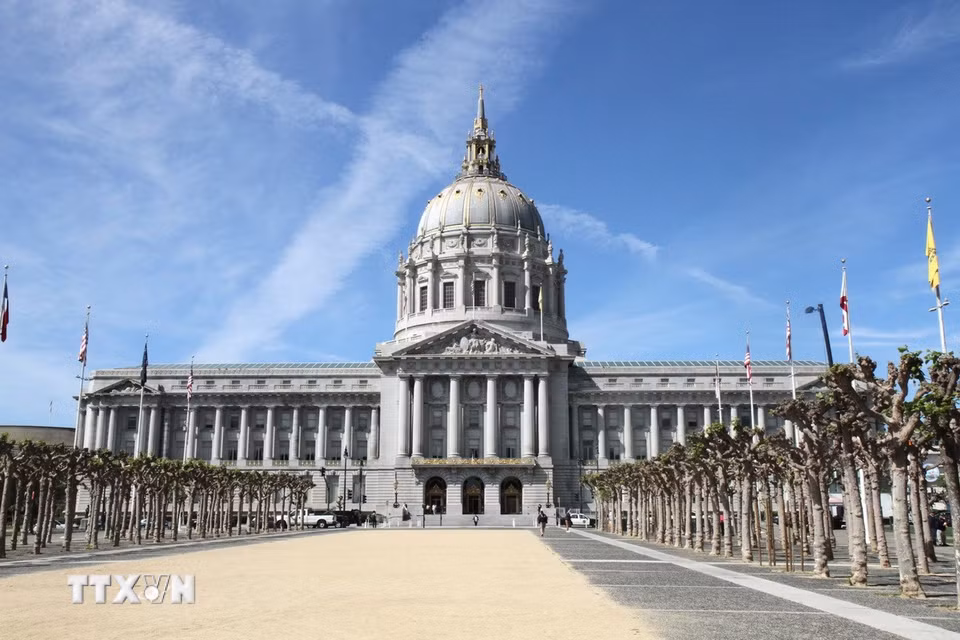 Quảng trường trước Tòa thị chính San Francisco, nơi sẽ trở thành điểm hẹn của người hâm mộ trong mùa World Cup 2026. (Ảnh: Ngọc Quang/TTXVN)