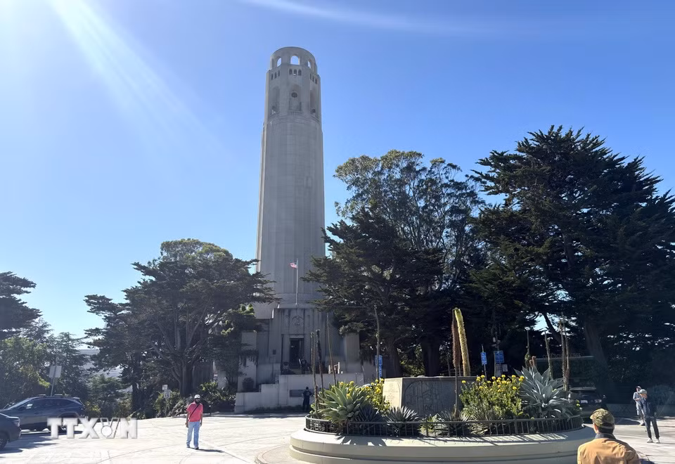 Tháp Coit (Coit Tower) nổi bật trên đỉnh Telegraph Hill, là một trong những công trình mang tính biểu tượng của San Francisco và là điểm ngắm toàn cảnh thành phố được nhiều du khách yêu thích. (Ảnh: Ngọc Quang/TTXVN)