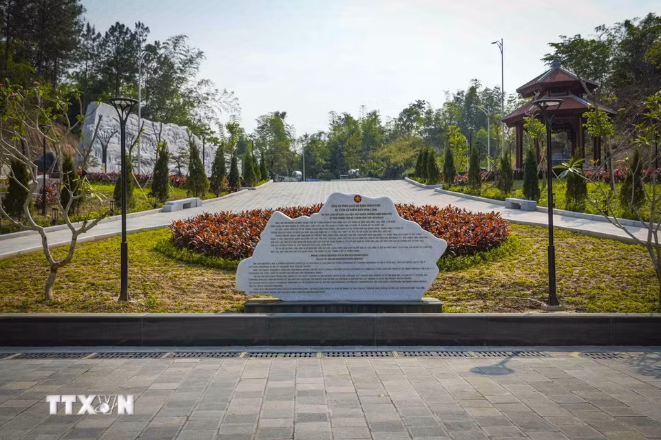 Không gian khu di tích Trung tâm Đề kháng Him Lam được chỉnh trang đồng bộ, với bia giới thiệu và cảnh quan xanh, phục vụ nhu cầu tham quan, tìm hiểu lịch sử của du khách. (Ảnh: Xuân Tư/TTXVN)