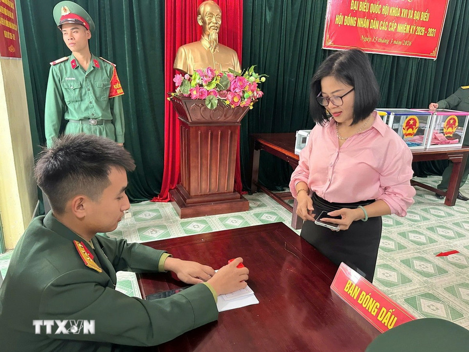 Cô giáo tại điểm trường đảo Trần thực hiện nghĩa vụ, quyền lợi của mình trong ngày hội non sông. (Ảnh: TTXVN phát)