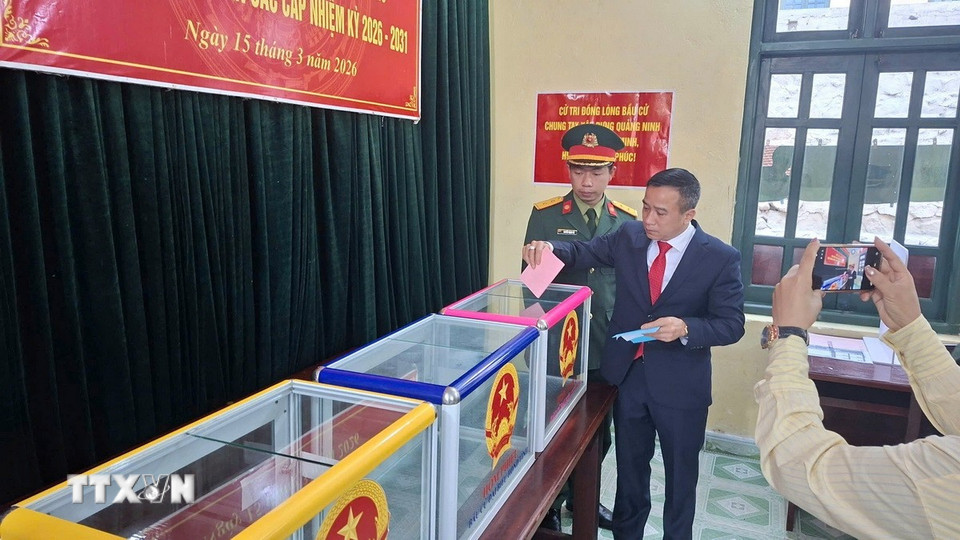 Công tác bỏ phiếu diễn ra nghiêm túc, đúng quy định, thể hiện tinh thần trách nhiệm của quân và dân nơi tiền tiêu Tổ quốc. (Ảnh: TTXVN phát)